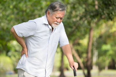Nguyên nhân và cách điều trị đau lưng ở người lớn tuổi
