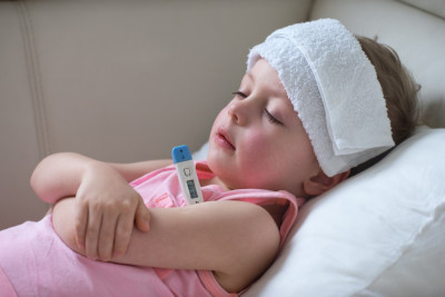 Cách điều trị tại nhà khi trẻ bị sốt
