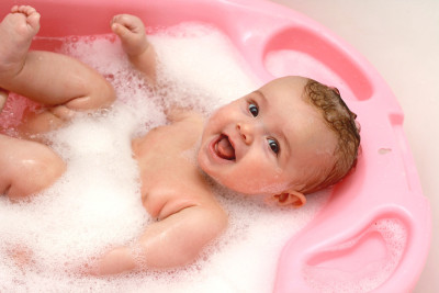 Sữa tắm an toàn cho trẻ sơ sinh mẹ cần biết